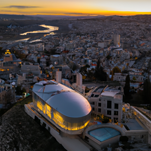 1. מבט אווירי של אולם בר מצווה פופולרי בירושלים עם רקע מהמם של העיר.